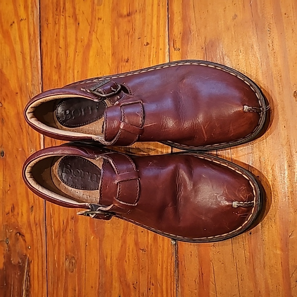 Born side buckle shoe